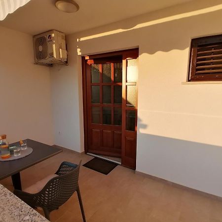 Apartment Mari Funtana Exterior photo