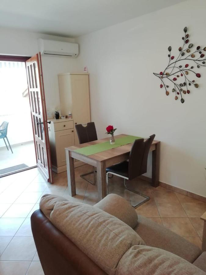 Apartment Mari Funtana Exterior photo