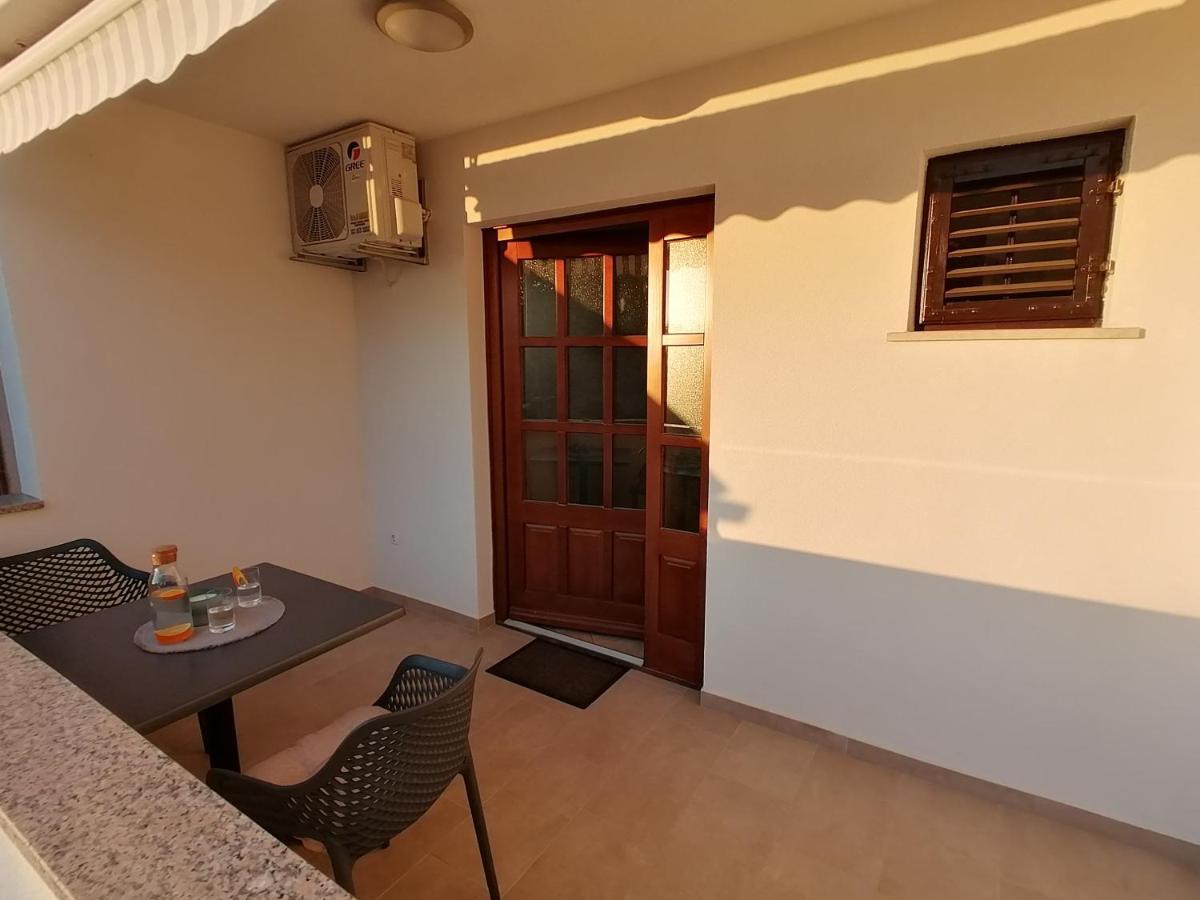 Apartment Mari Funtana Exterior photo