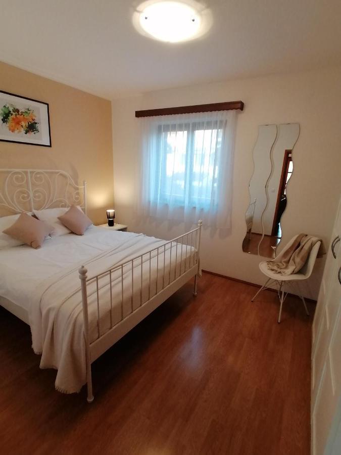 Apartment Mari Funtana Exterior photo