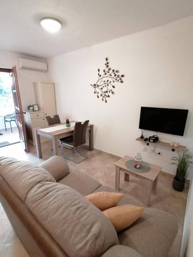 Apartment Mari Funtana Exterior photo